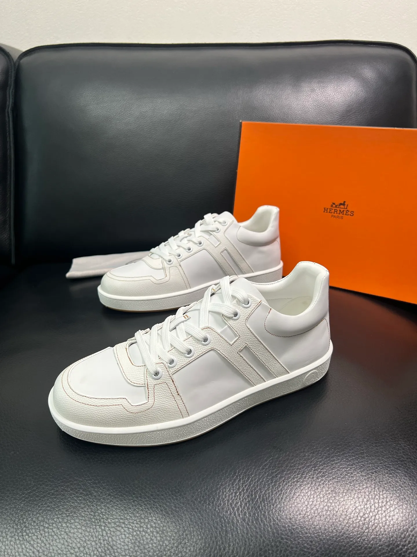 Men's shoes 💰700 Hermes Top Purchasing Agent Hermes counters are on sale at the same time with original factory configuration, original cowhide fabric imported from Italy, high-quality splicing technology, fully imported water-dyed cowhide lining, soles: original soles specially provided by the original factory are super comfortable, the original factory and single goods are of high quality, welcome to compare at the same time at the counter, code number 38-44 (customized 45 46) 85851